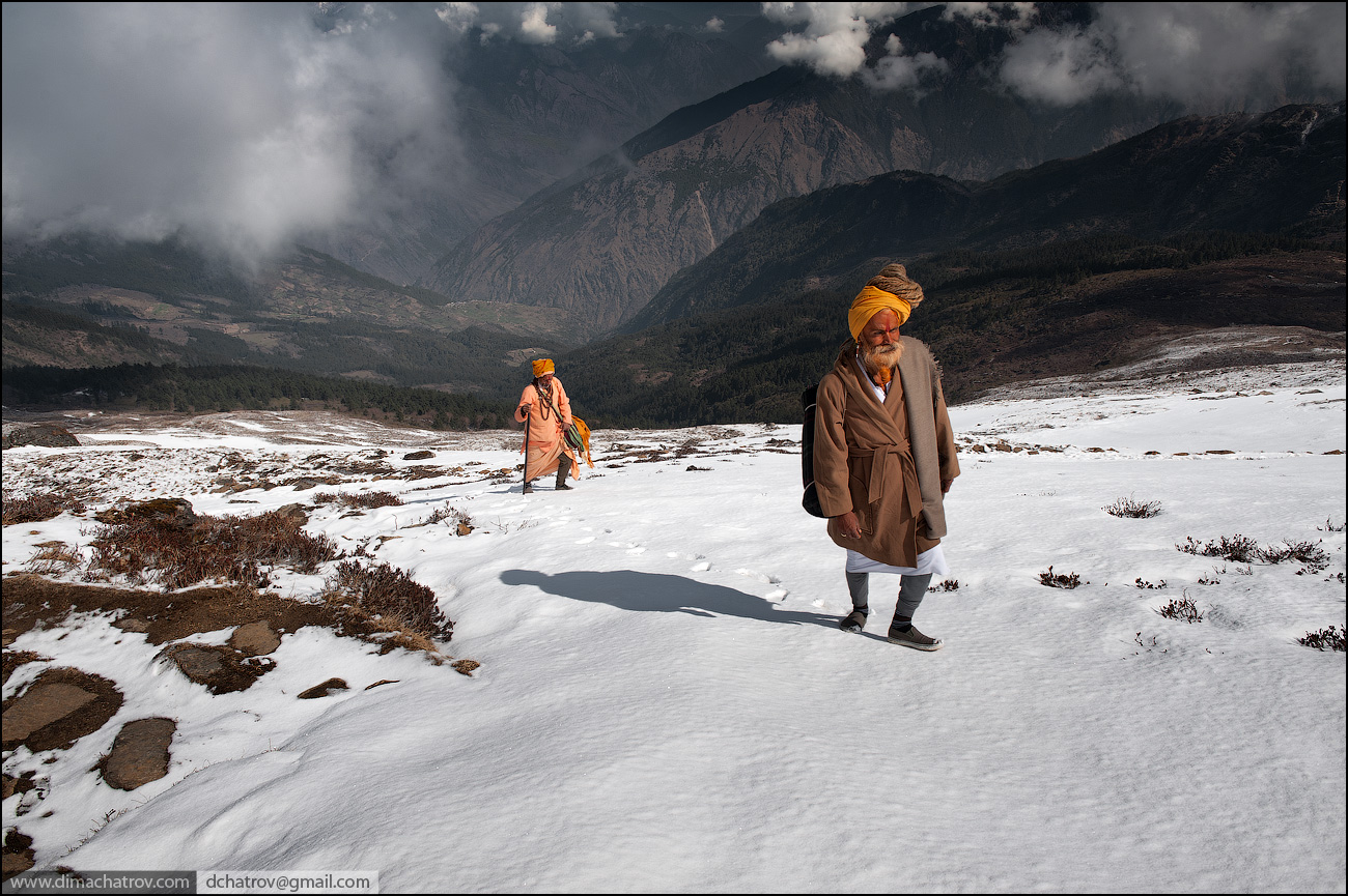 Условие жизни человека в горах. Садху в Гималаях. Фотосессия в горах. Адаптация человека к горам. Люди живущие в горах.
